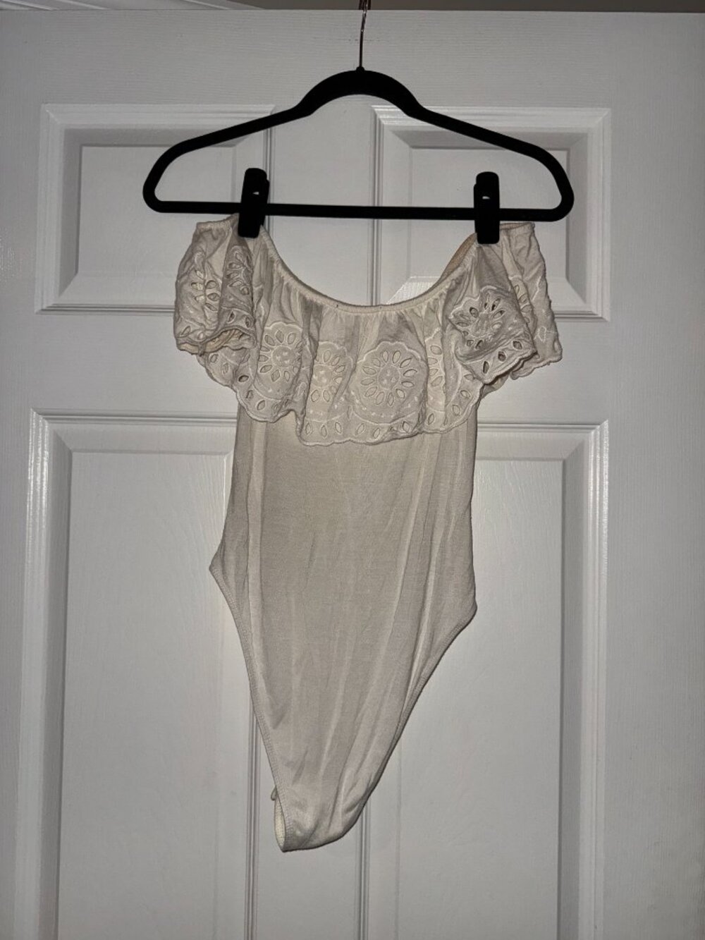 Off The Shoulder Ruffle Bodysuit - Picture 3 of 3